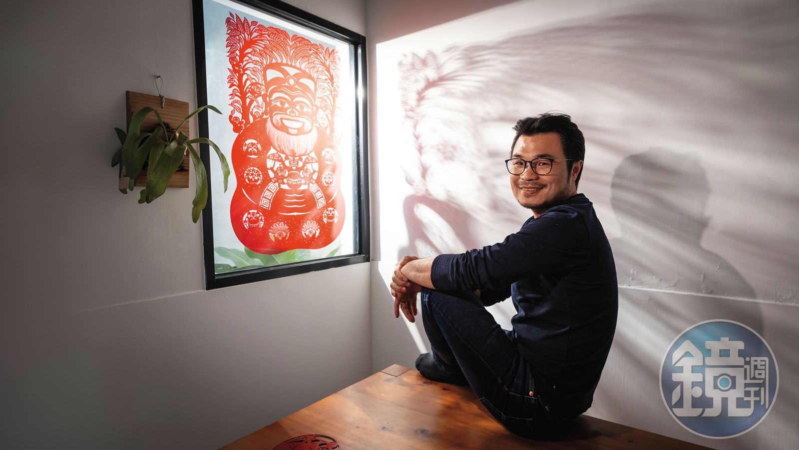 窗上的作品是《伯公的祝福》，伯公為土地公的客語，楊士毅說，土地公為人們生養萬物、承載生活，人們若能讓自己幸福、讓社會美好，就是對土地公最好的感謝，提醒大家不要忘記這片土地提供給的一切。
