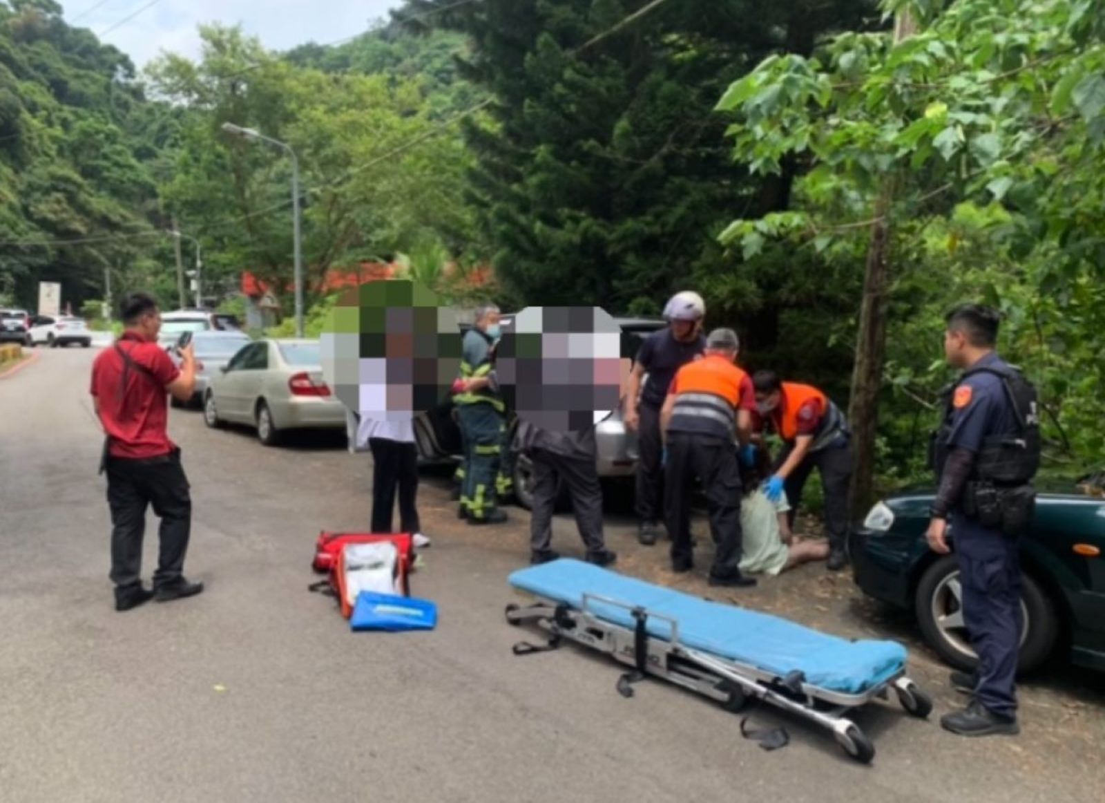 警消合力救回葉姓女子。（內湖分局提供）