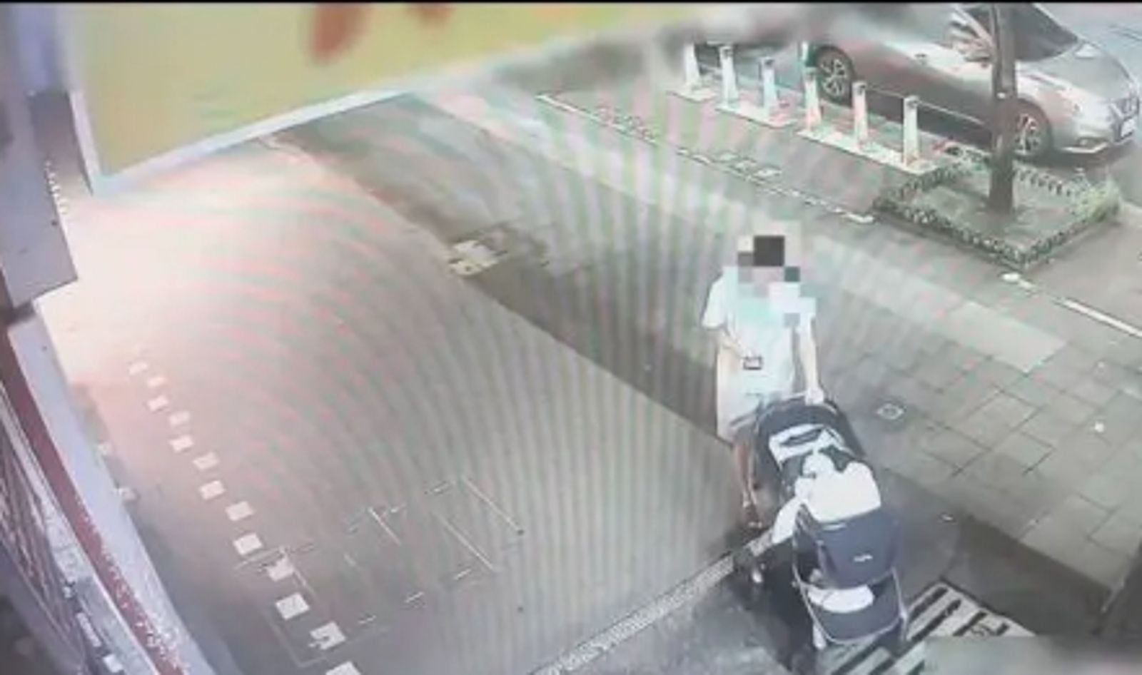 24歲男因與女友吵架，憤而將兩人所生之僅1個月大的嬰兒棄置錢櫃門口。（翻攝畫面）