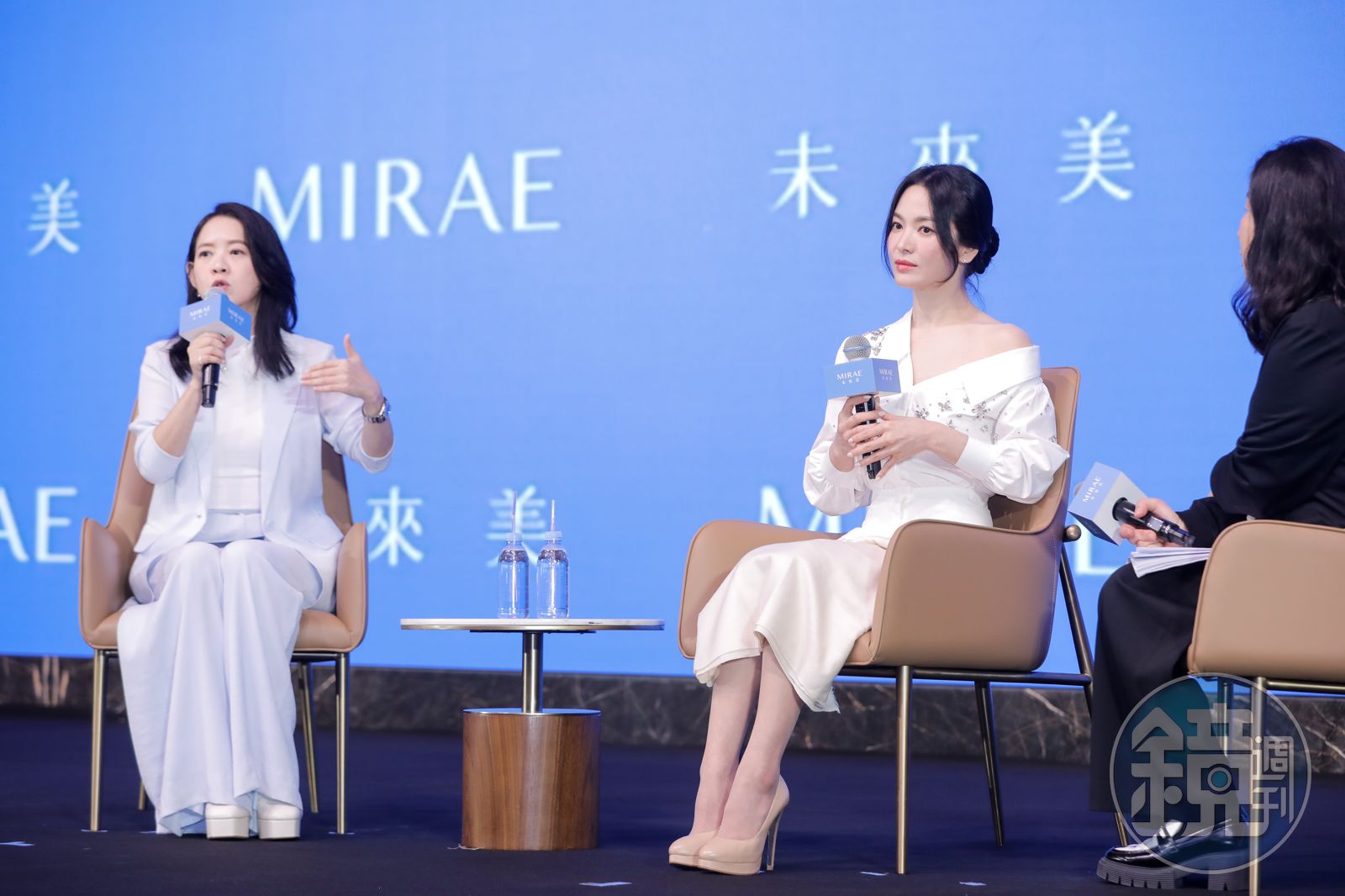 曾寶儀擔任記者會主持人，還幫宋慧喬整理頭髮。