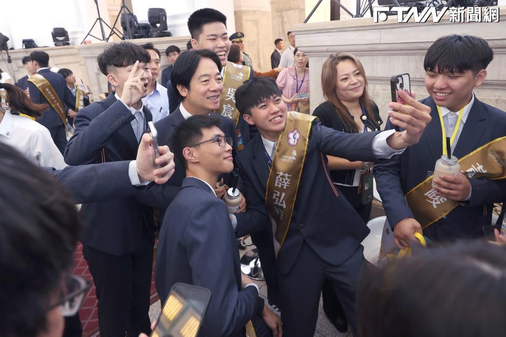 賴清德接見國際技能競賽代表團，與選手大玩自拍。（圖／總統府提供）