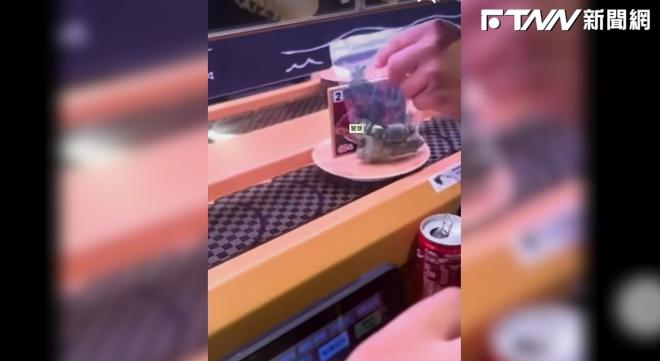 壽司郎又遭惡搞，花臂男將檳榔放在輸送帶上的壽司空盤上，引發網友痛批。（圖／記者爆料網）