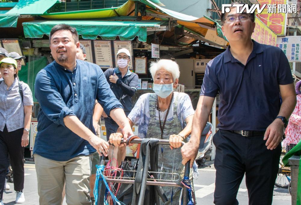 洪申翰7月曾邀約環境部長彭啟明到萬華體驗拾荒勞動工作。（圖／洪申翰臉書）