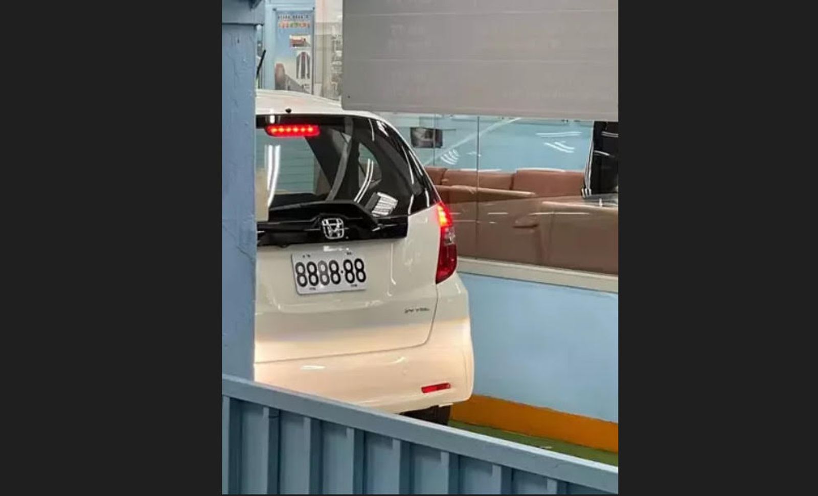 一輛平價的本田轎車上掛了黃金車牌「8888-88」，引發網友熱議。（翻攝爆廢公社）
