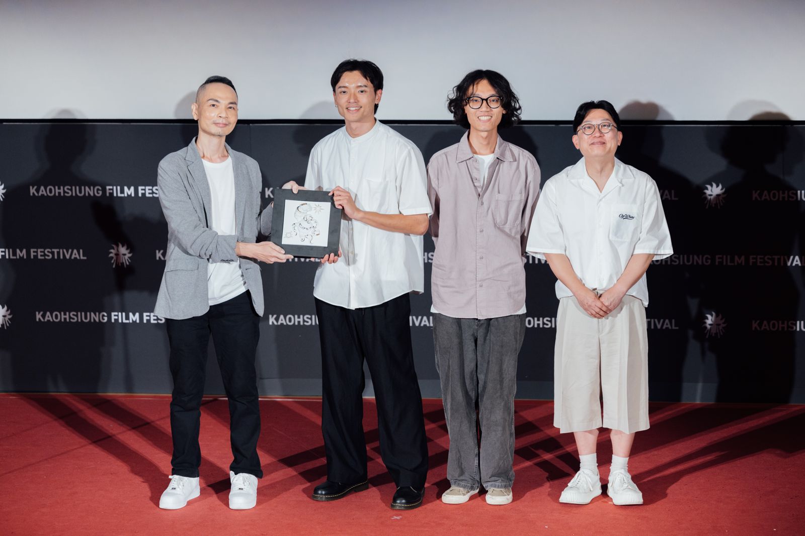 導演蕭雅全（中）和黃綺琳（左）頒發台灣金火球大獎給《風流少女殺人事件》導演洪瑋婷（右）。（高雄電影節提供）