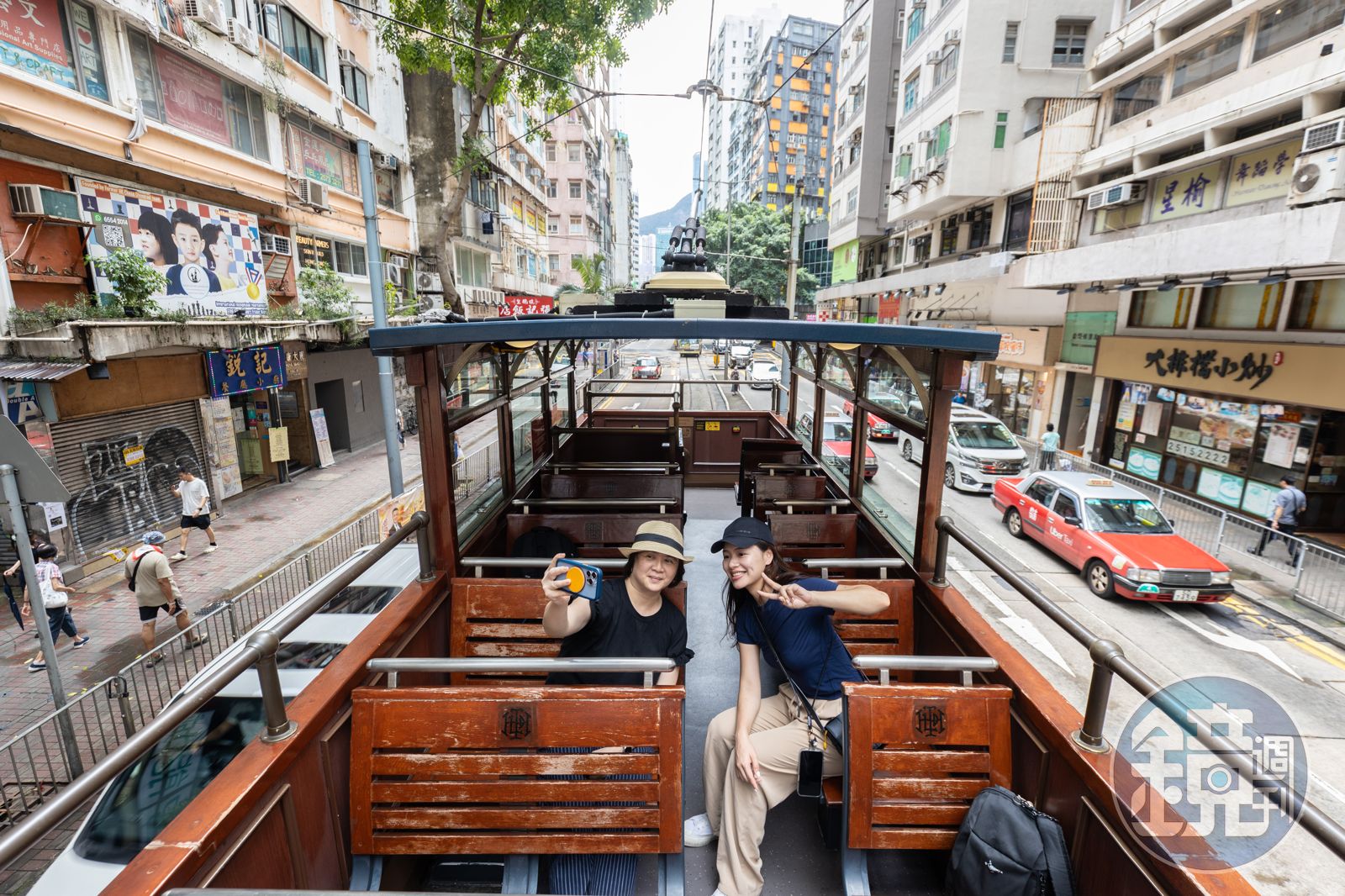 坐在復古敞篷電車的2樓招搖過市，像是穿越時光回到120年前。