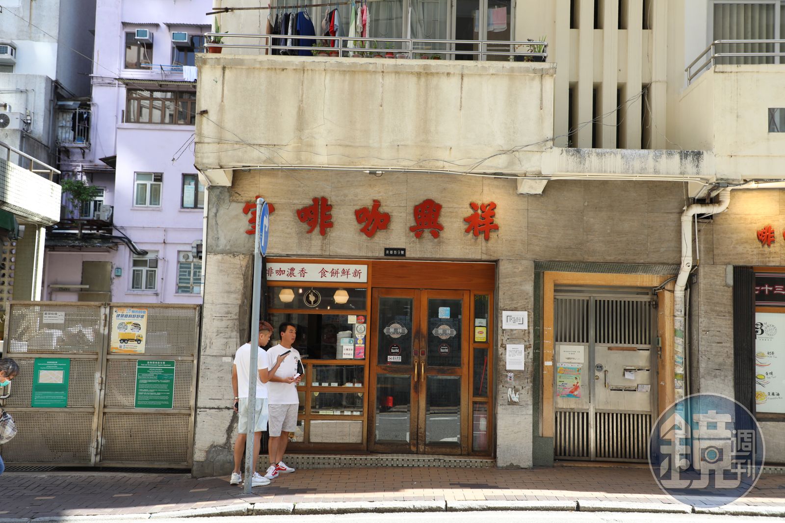 「祥興咖啡室」的木頭門窗、麵包櫃、紅色招牌字，構築成一種老派美感。