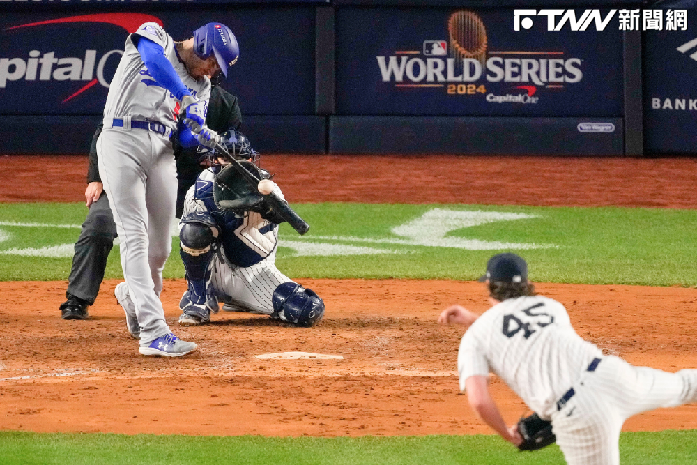 5局上，「自由人」佛里曼（Freddie Freeman）敲出2分打點安打，助道奇單局灌進5分，以5：5追平洋基。（圖／美聯社）