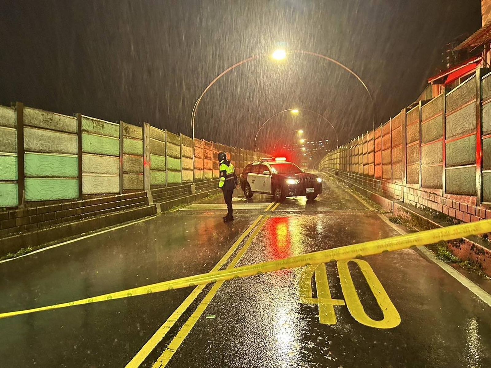 基隆西定高架道路雙向封閉。（翻攝畫面）