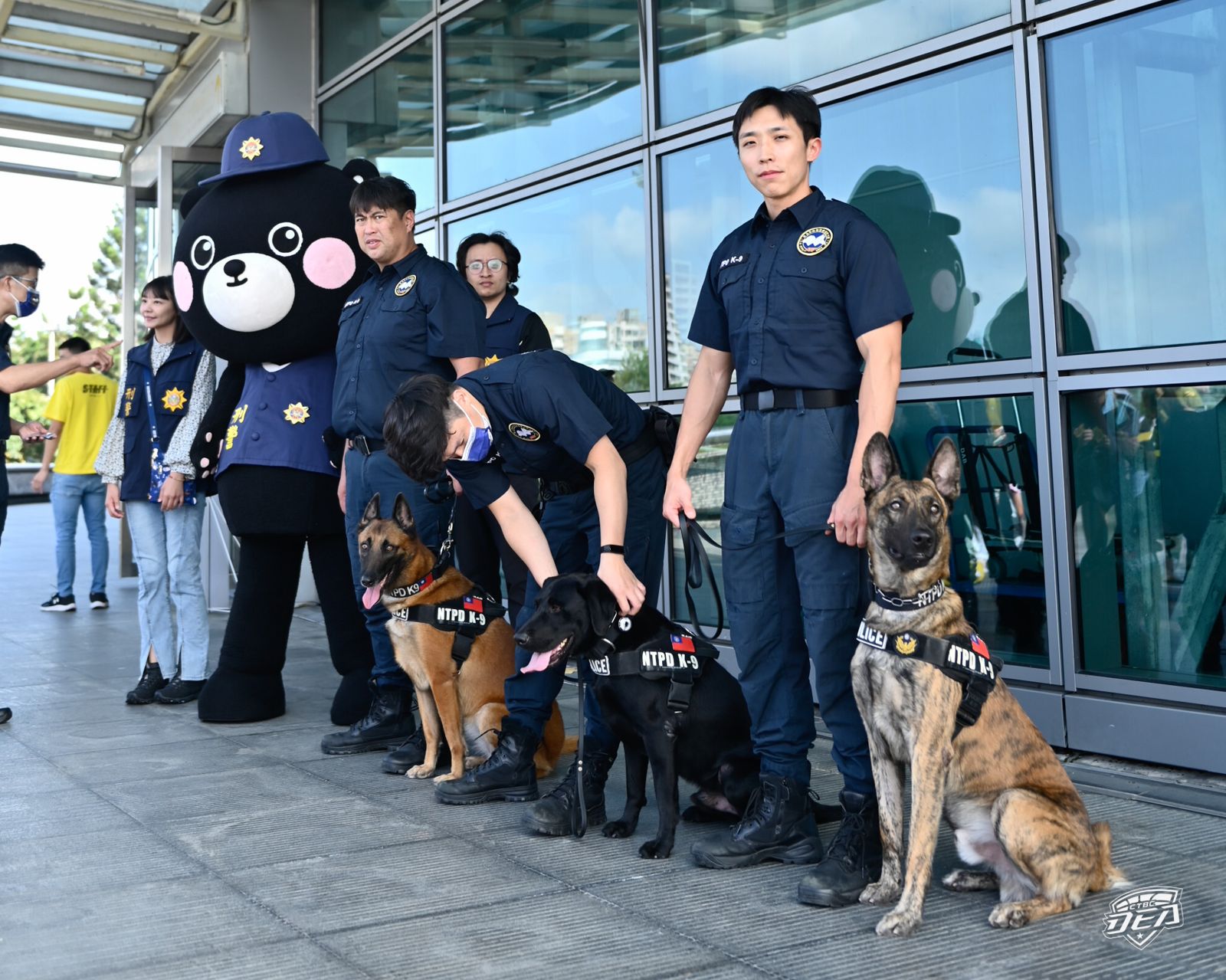 小朋友最喜歡的警犬、騎警隊及刑事Bear也來到球場，與球迷朋友熱情互動。（中信特攻提供）