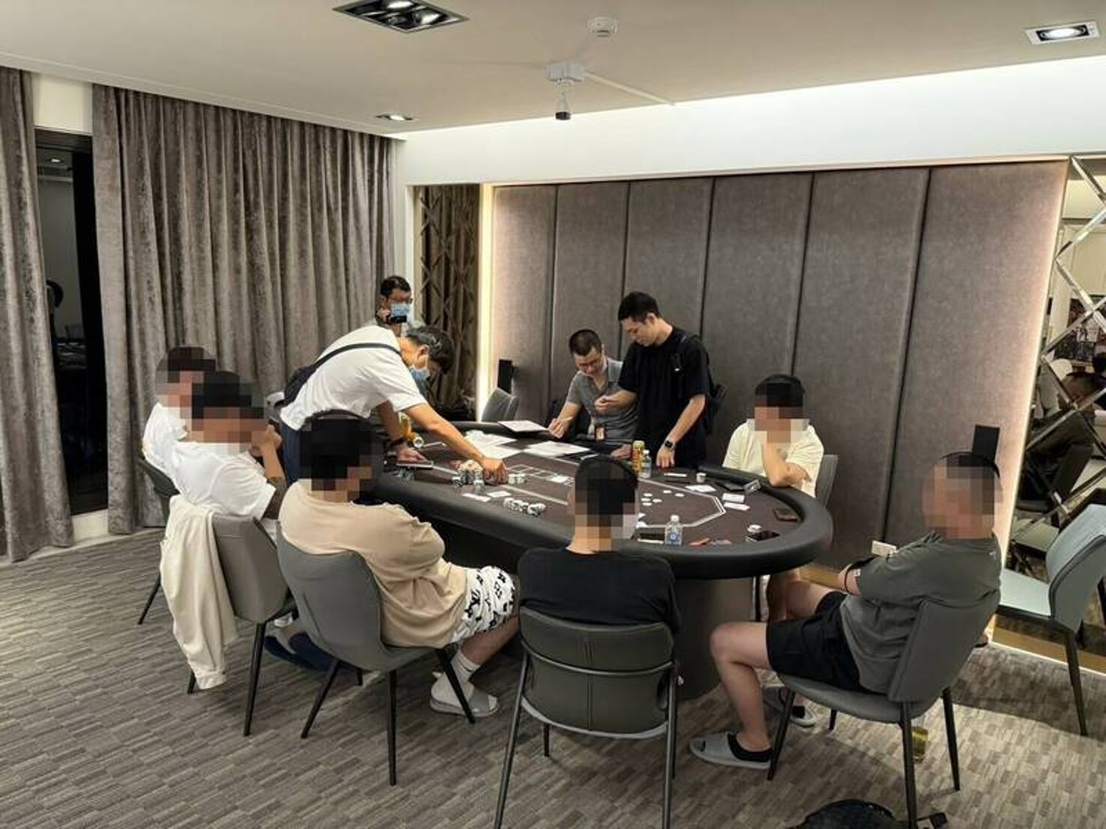 警方在豪宅賭場裡查扣賭具、賭資，初步調查涉足該賭場的賭客，多半是年輕的富家公子哥。（警方提供）