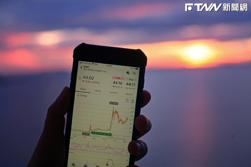 據證交所盤後公布籌碼動向，今日三大法人合計賣超85.44億元，台股則上漲27.39點。（圖／Pixabay）