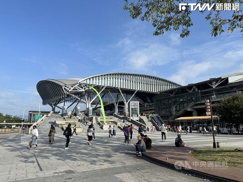 台中火車站今天中午發生4名街友爭地盤搶報紙與厚紙板，竟亮刀並持酒瓶打人。圖為台中火車站。（圖／中央社）