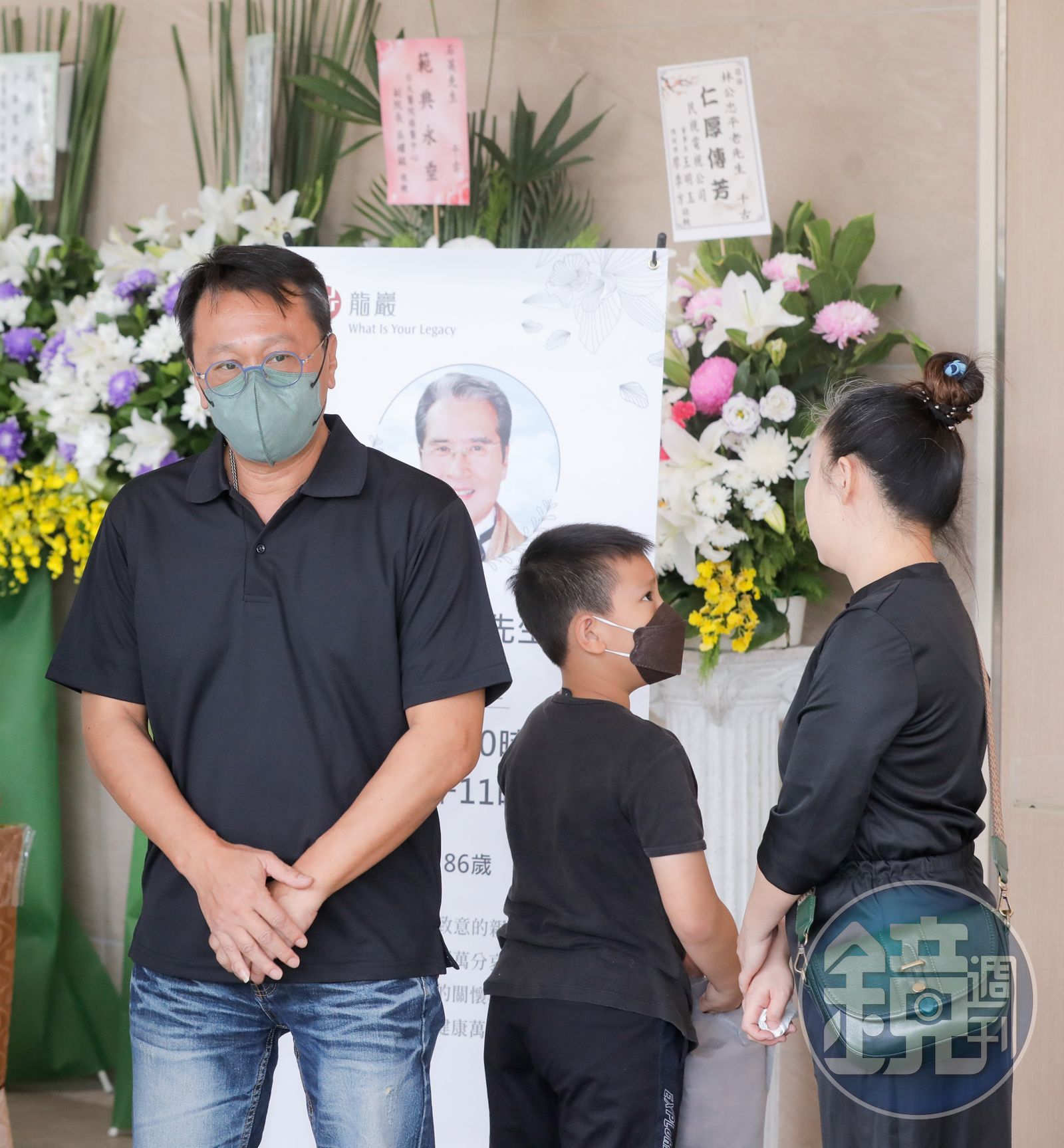 游安順帶妻小送別石爸。