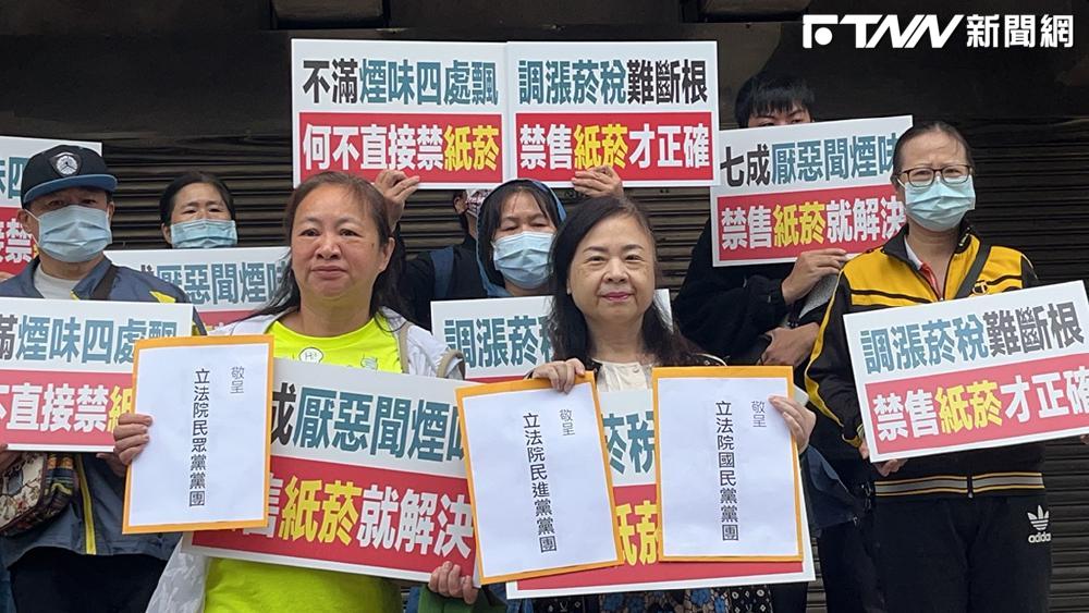 何若萍(右)前往立法院遞交陳情書，她強調，政府與其提高菸捐，助長走私，禁煙味沒效，那就全面禁售紙菸，快速有效！圖／新北市家長志工教育成長協會提供
