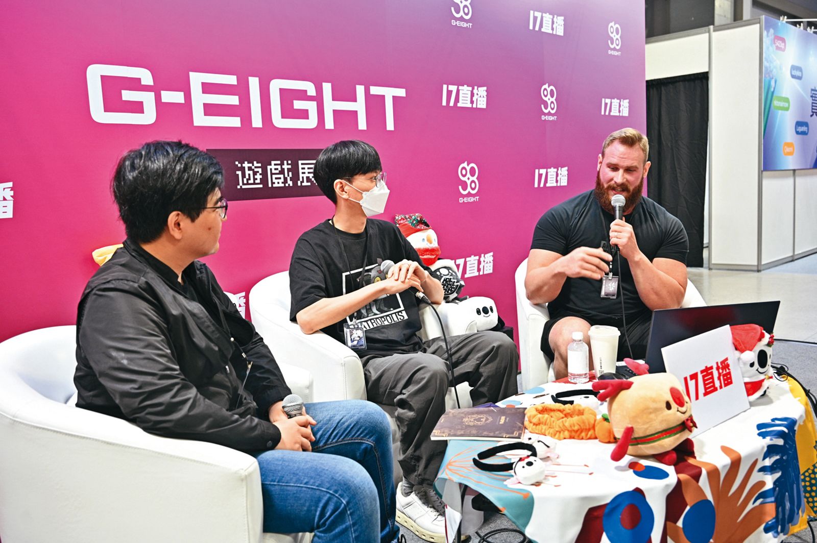 G-EIGHT現場設有直播間，會邀請參展的獨立遊戲製作人遊玩新作、分享開發祕辛。（巨罷娛樂提供）