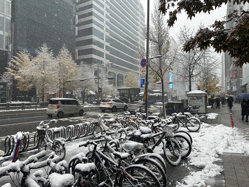 韓國各地27日降下初雪，首爾市積雪量創下歷年11月最高紀錄。（圖／中央社）