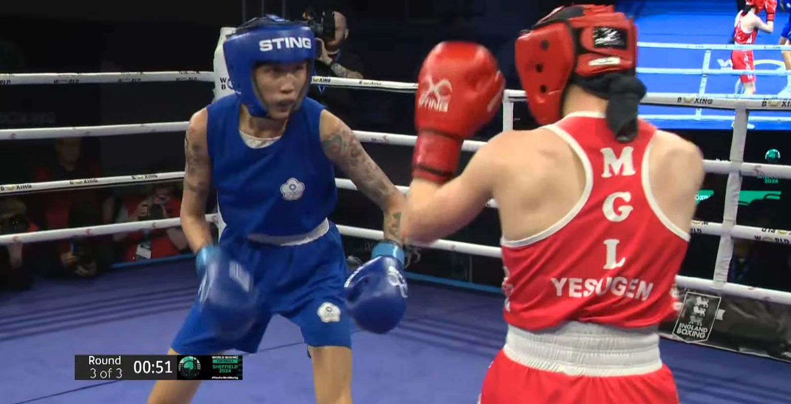 黃筱雯（藍位角）擊敗蒙古好手奪下金牌。（翻攝自 WORLD BOXING）