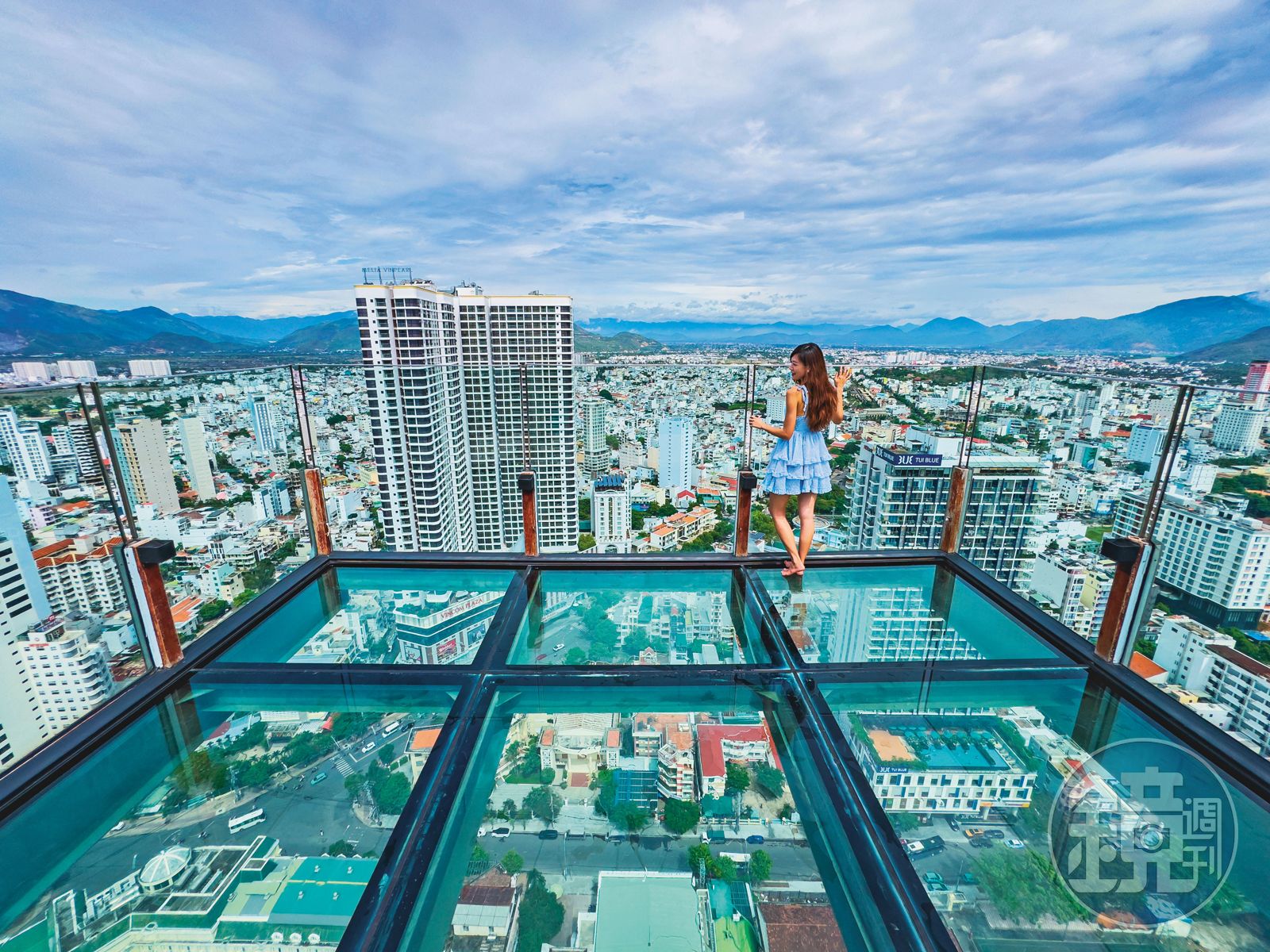 位於43樓餐廳的另一側，有一座以透明玻璃打造的Skywalk，能捕捉遼闊的城市景色。