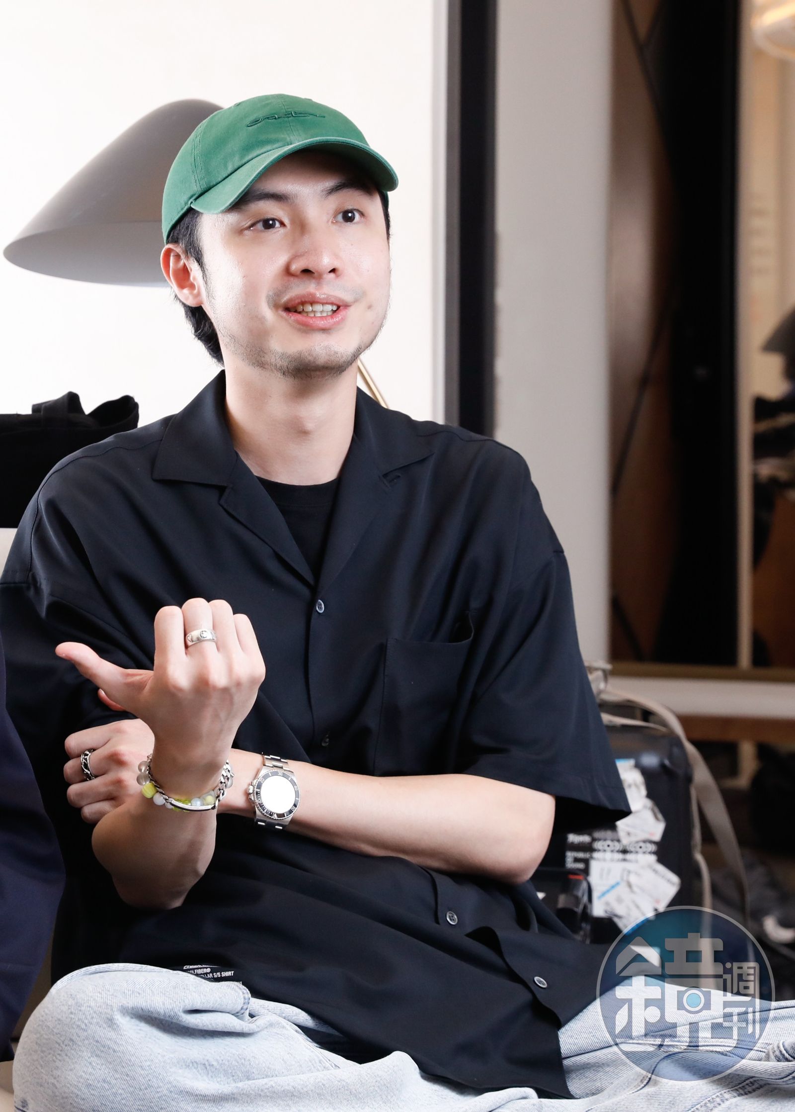 椅子樂團製作人黃榮毅認為，國際交流能拓展產業人脈，帶來機會。