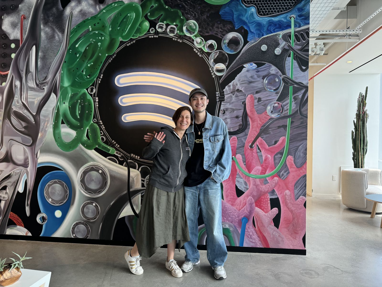 文策院與台灣音樂業者今年6月至Spotify紐約辦公室交流，黃榮毅（右）與Spotify全球獨立音樂負責人Jen Masset（左）合影。 （明天的歌提供）
