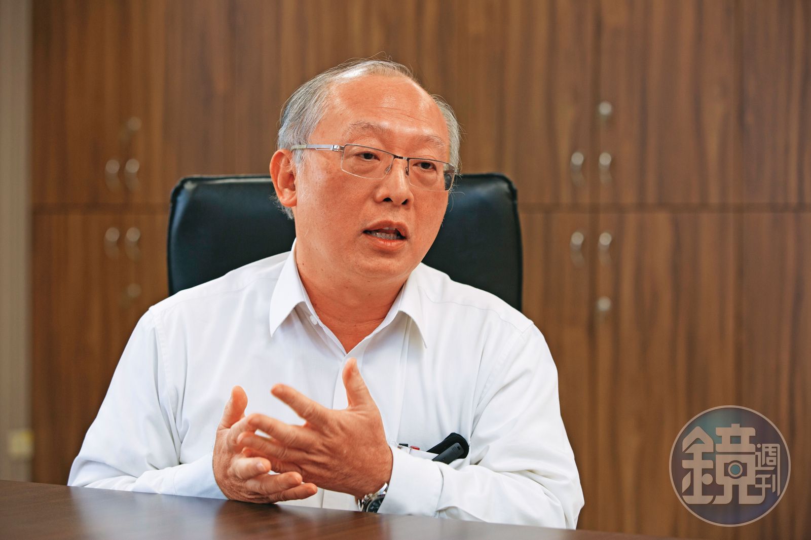 高雄市衛生局去函拔官小港醫院副院長馮明珠不到12小時，又由局長黃志中（圖）署名發函撤回拔官公文。