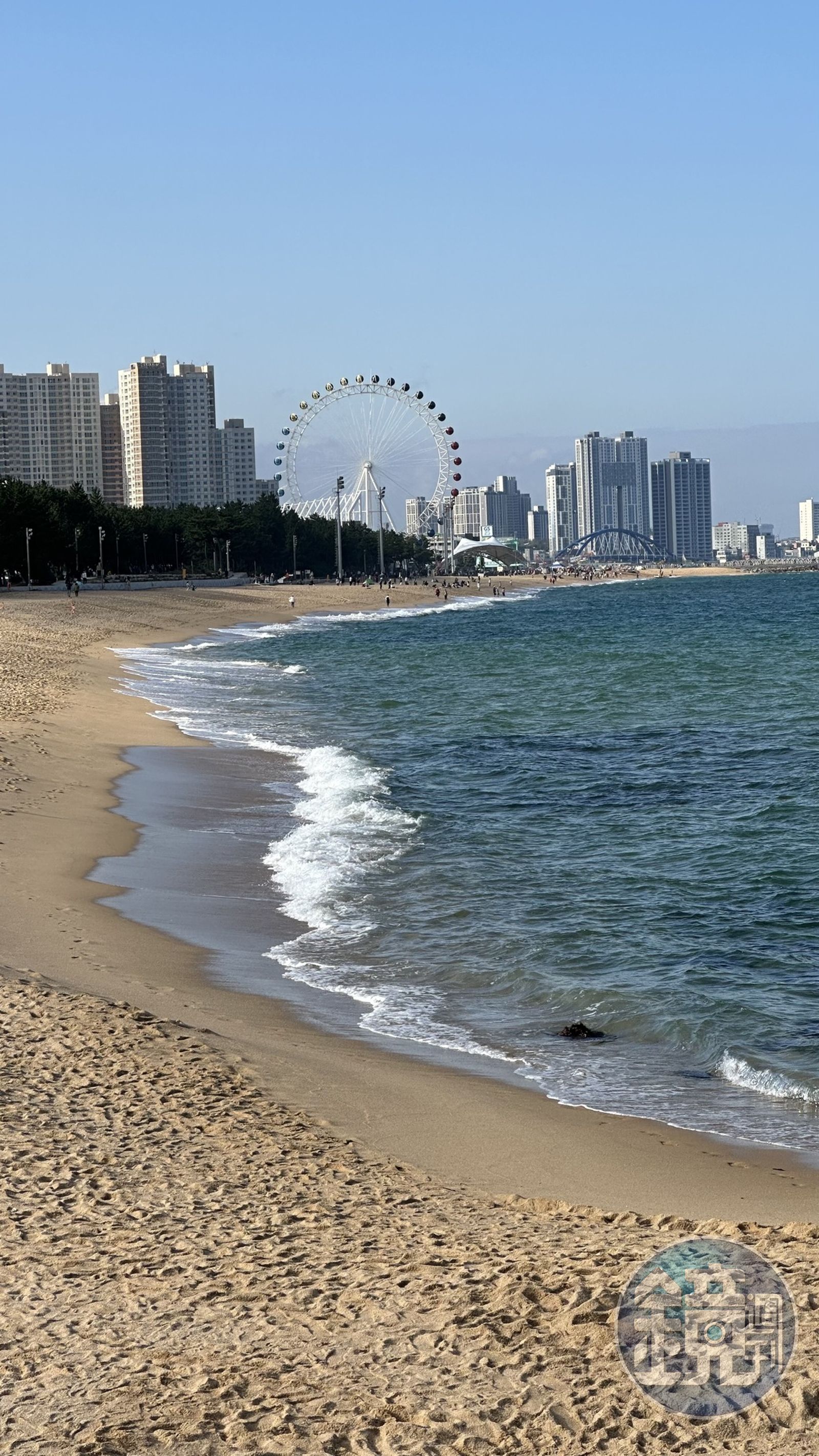 束草海水浴場的景色吸引許多人在此玩沙戲水。
