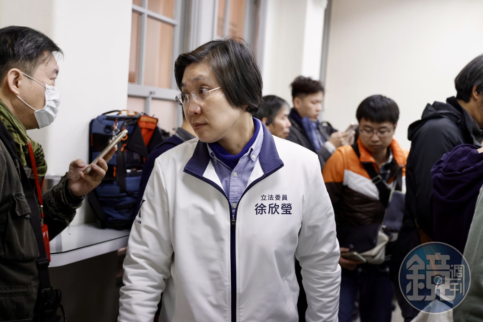 國民黨籍內政委員會召委徐欣瑩在藍委的掩護下，1分鐘宣布《選罷法》全數條文保留協商，3分鐘宣布散會。