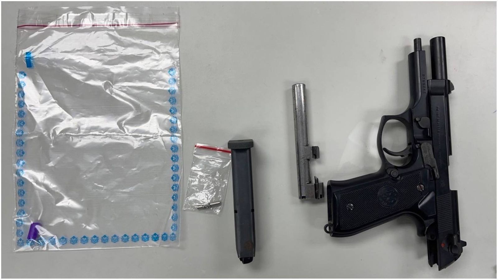 警方追溯毒品上游，逮捕郭姓供應商並起獲改造槍枝。（翻攝畫面）