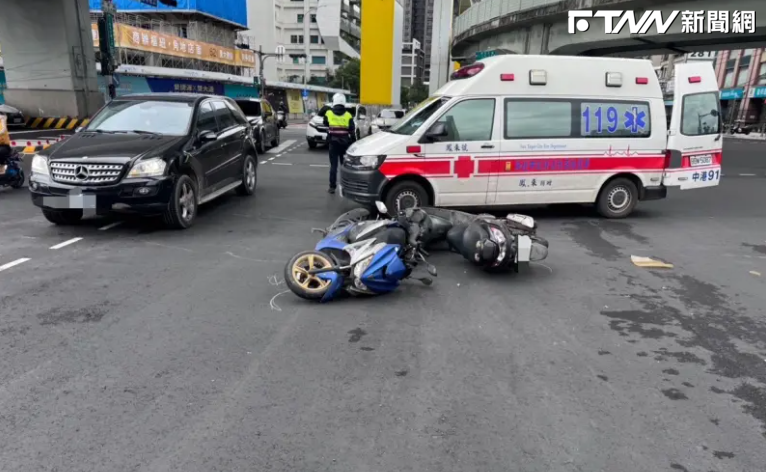 新莊區新北大道與五工路口，發生自小客車追撞9輛停等紅燈機車，共4人受傷送醫。（圖／翻攝畫面）