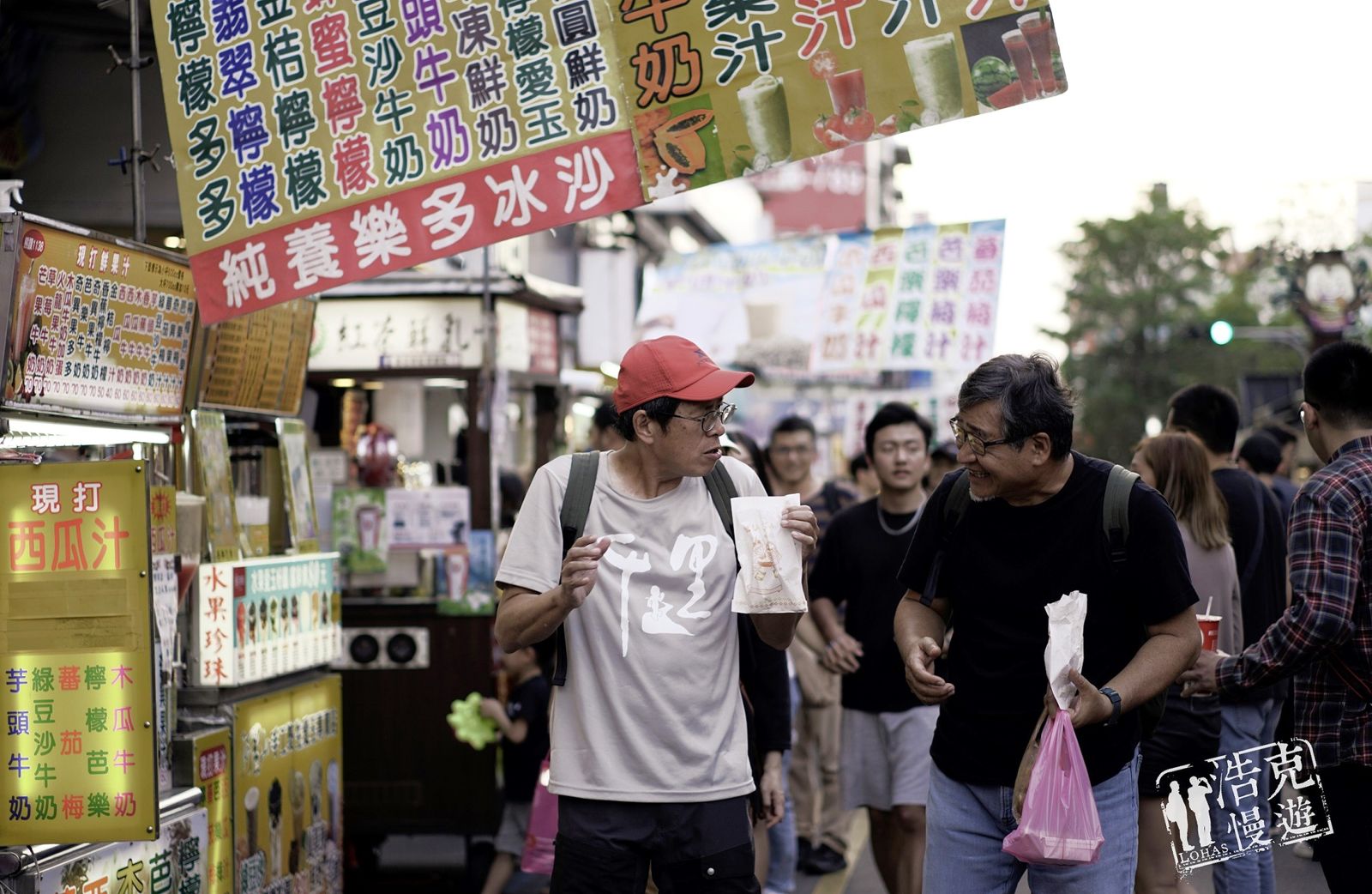 王浩一（左）與劉克襄（右）在《浩克慢遊7》8集節目中，將陸續走訪羅東太平山、台中舊城區、南投信義鄉等地。（公視提供）