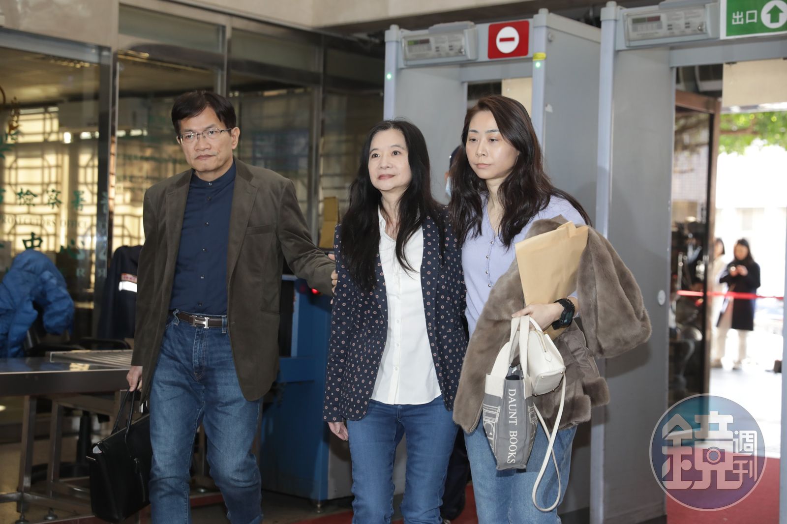 台北地院下午重裁台北市議員應曉薇（中）接押庭，應曉薇交出外交文書，證明已在2010年放棄加拿大國籍，否認擁有雙重國籍