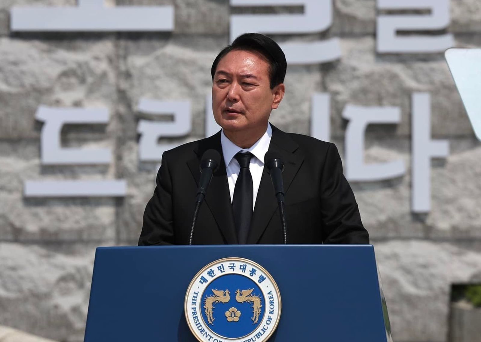韓國總統尹錫悅拒絕配合調查，公調處宣布暫緩執行逮捕令。（翻攝尹錫悅臉書）