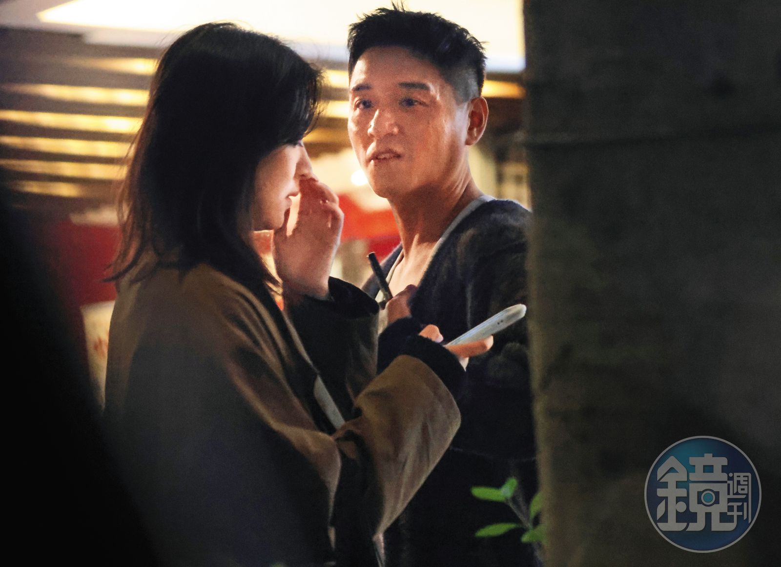 1月2日21：48，鄭人碩（右）新合作半年的經紀人（左）也一同出席尾牙，兩人有說有笑。