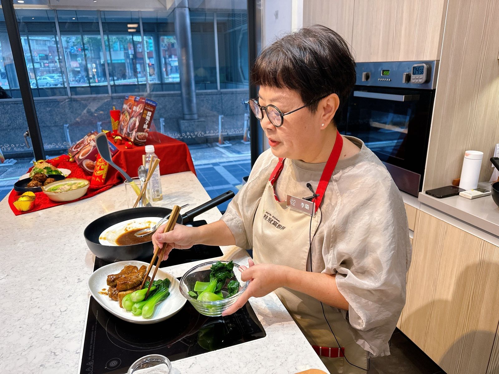 有50年廚藝經驗的李璐老師，為桂冠窩廚房監製口味道地的江浙功夫菜。（桂冠窩廚房提供）