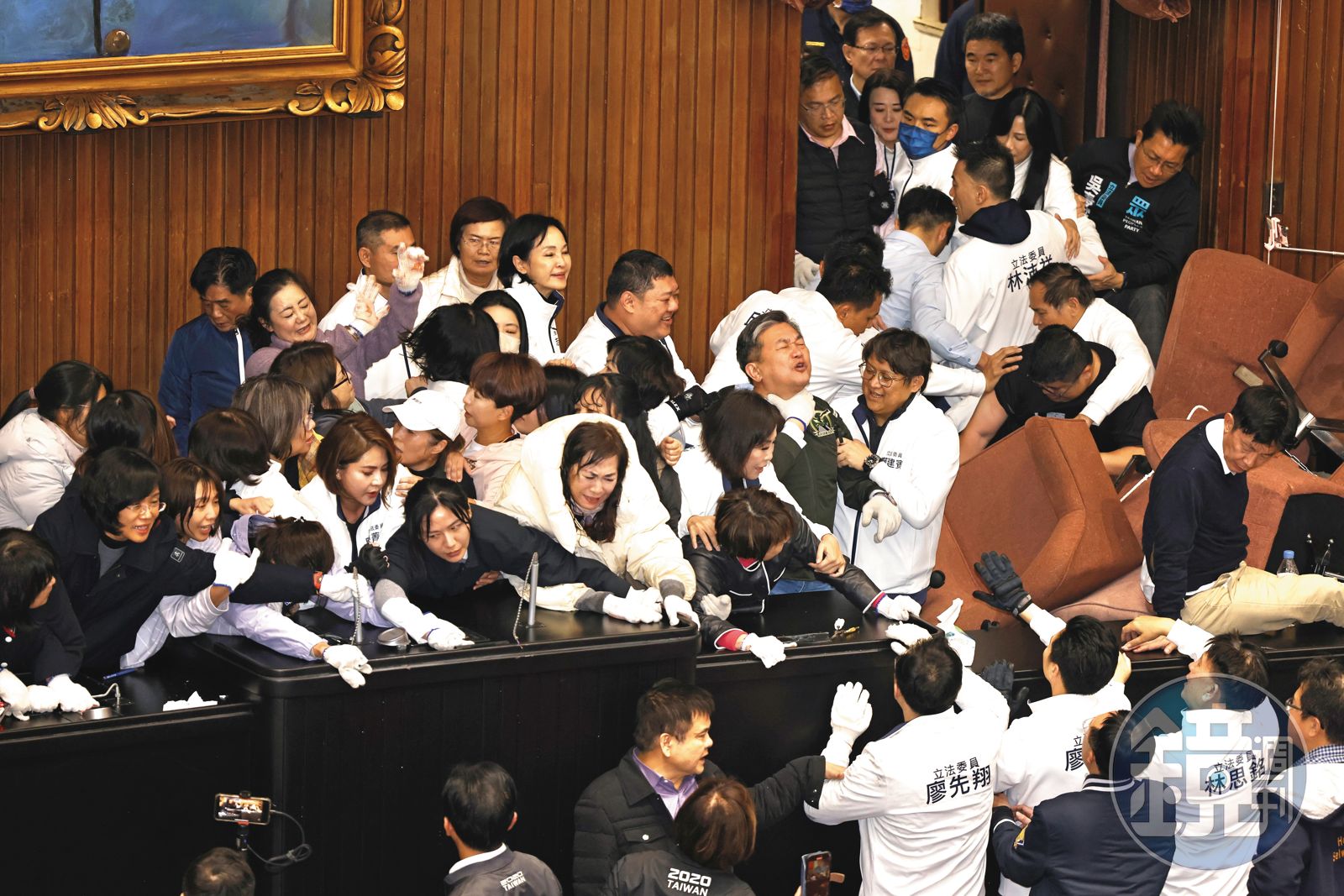 本屆立法院朝野對立態勢一再升高，最終演變成相互罷免大亂鬥。