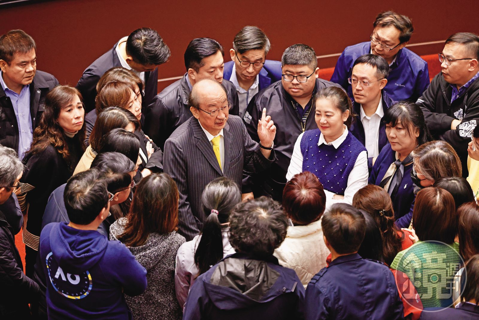 柯建銘率先拋出大罷免議題，又呼籲全國黨公職服務處設罷免站，讓行動加速升溫。