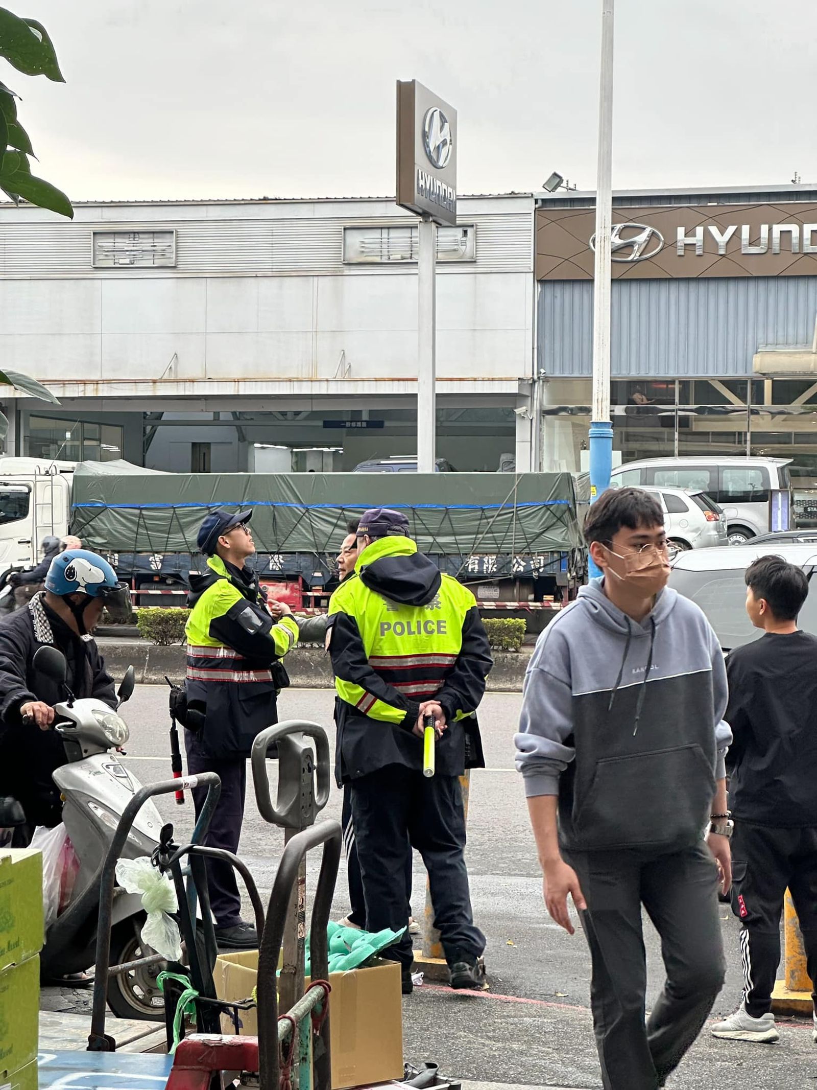 網友稱徐乃麟因違被開單，當街「暴氣與員警開戰」，但徐乃麟透過經紀人澄清，沒有發生衝突。（翻攝自臉書「爆料公社二社」）