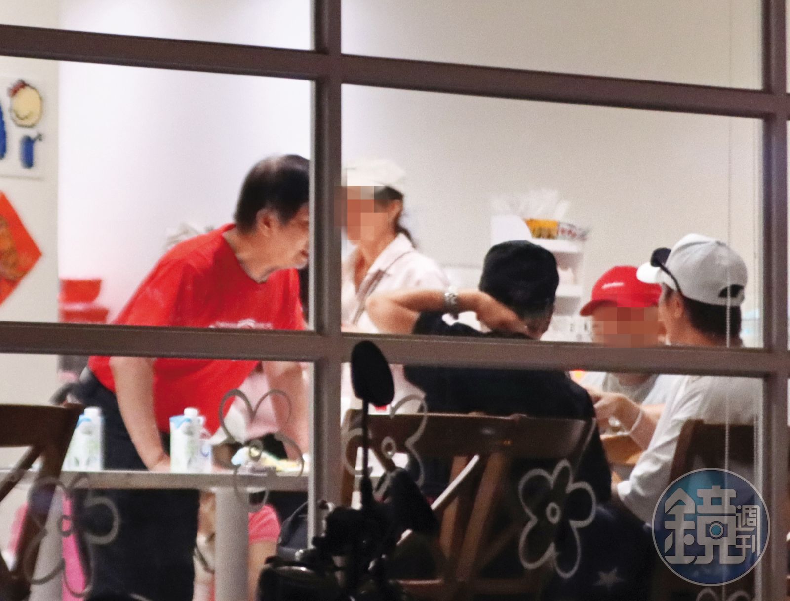 跟小豬、豬媽（右）感情熟稔的紅衣阿伯（左）也是座上賓，互動密切。