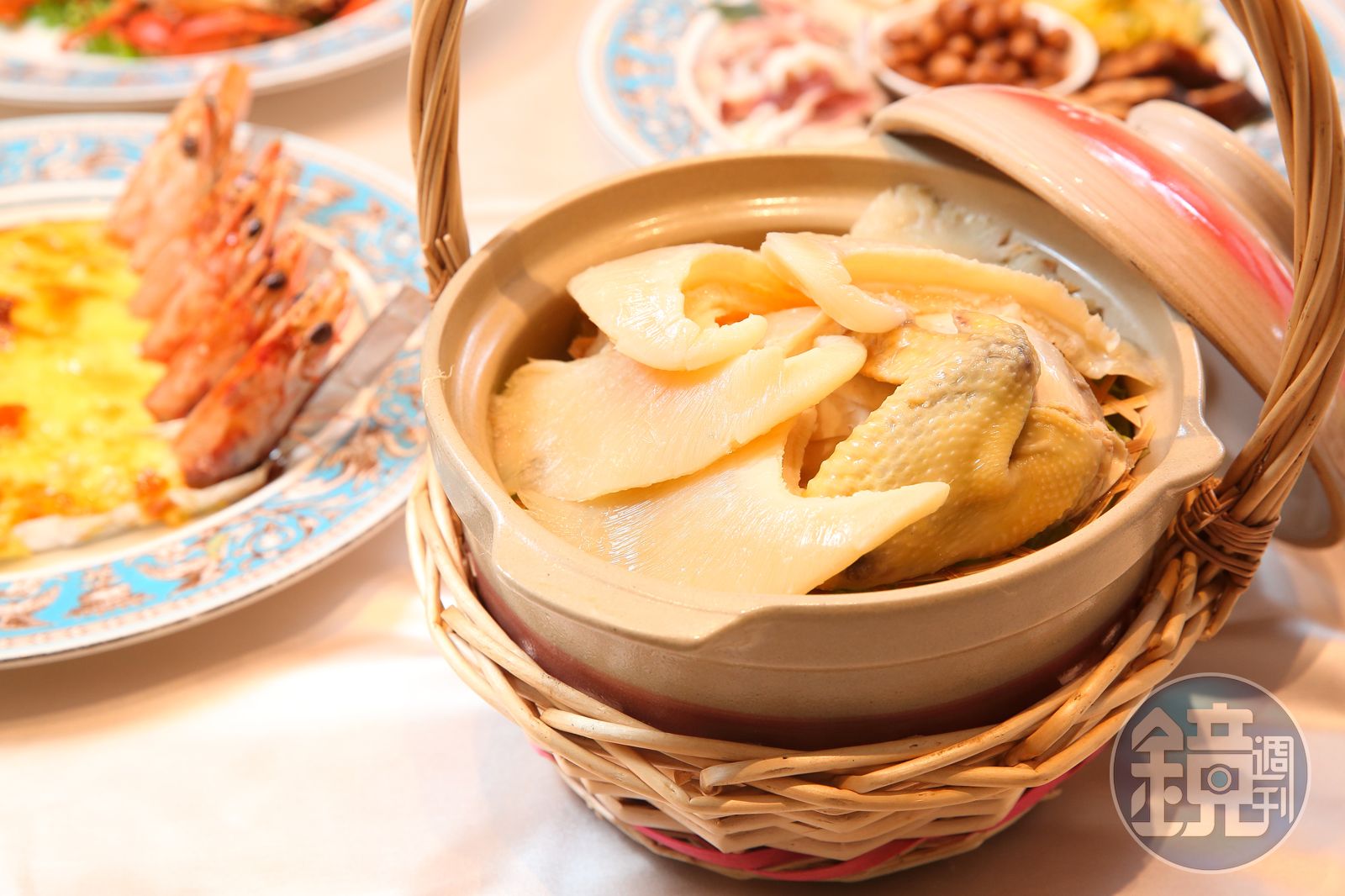 可以將雞剁成小塊，與冬粉、蔥等食材煮成冬粉雞湯。（本刊資料照）