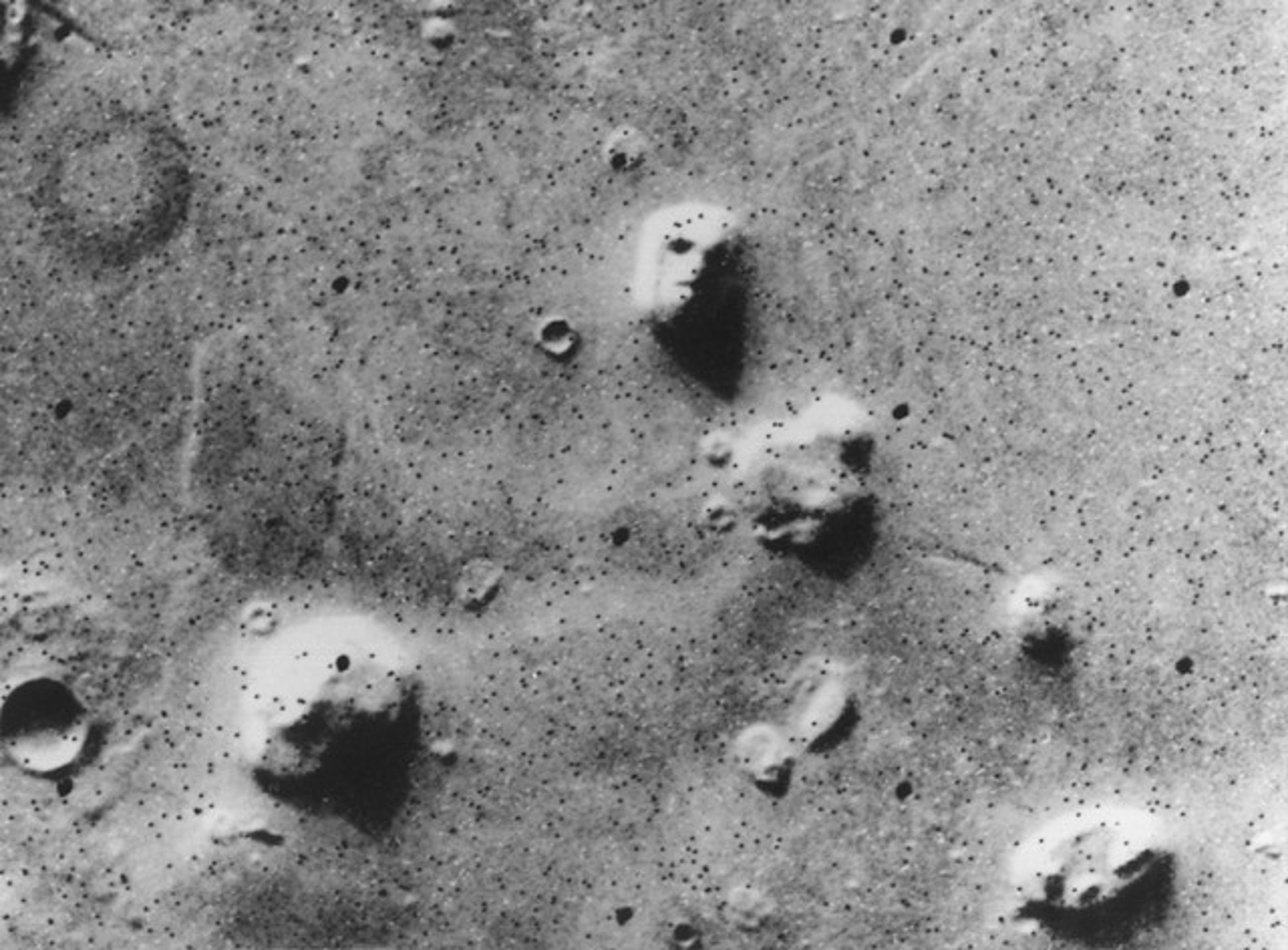 NASA維京1號軌道衛星曾在火星拍到「火星人臉」。（翻攝X@engineers_feed）