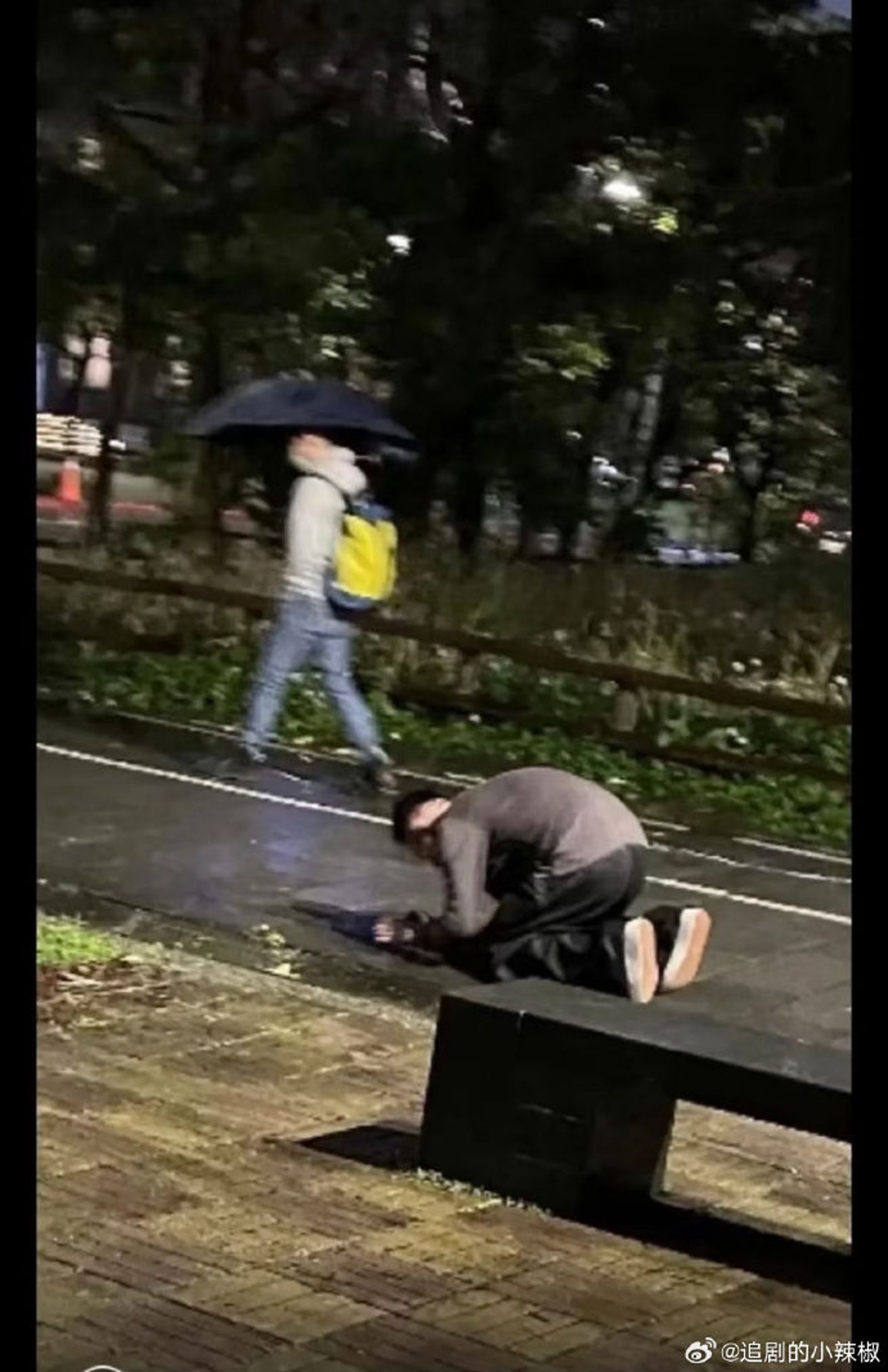 網瘋傳汪小菲雨中下跪畫面。（翻攝自微博）