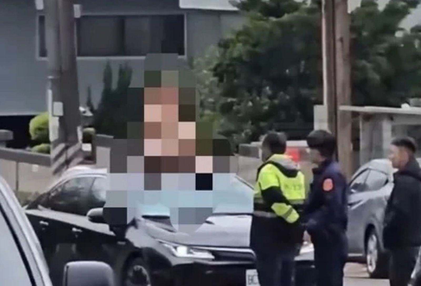 一名女子光天化日下，在大馬路上脫去衣物，全裸穿梭車陣中。（翻攝《黑色豪門企業》）