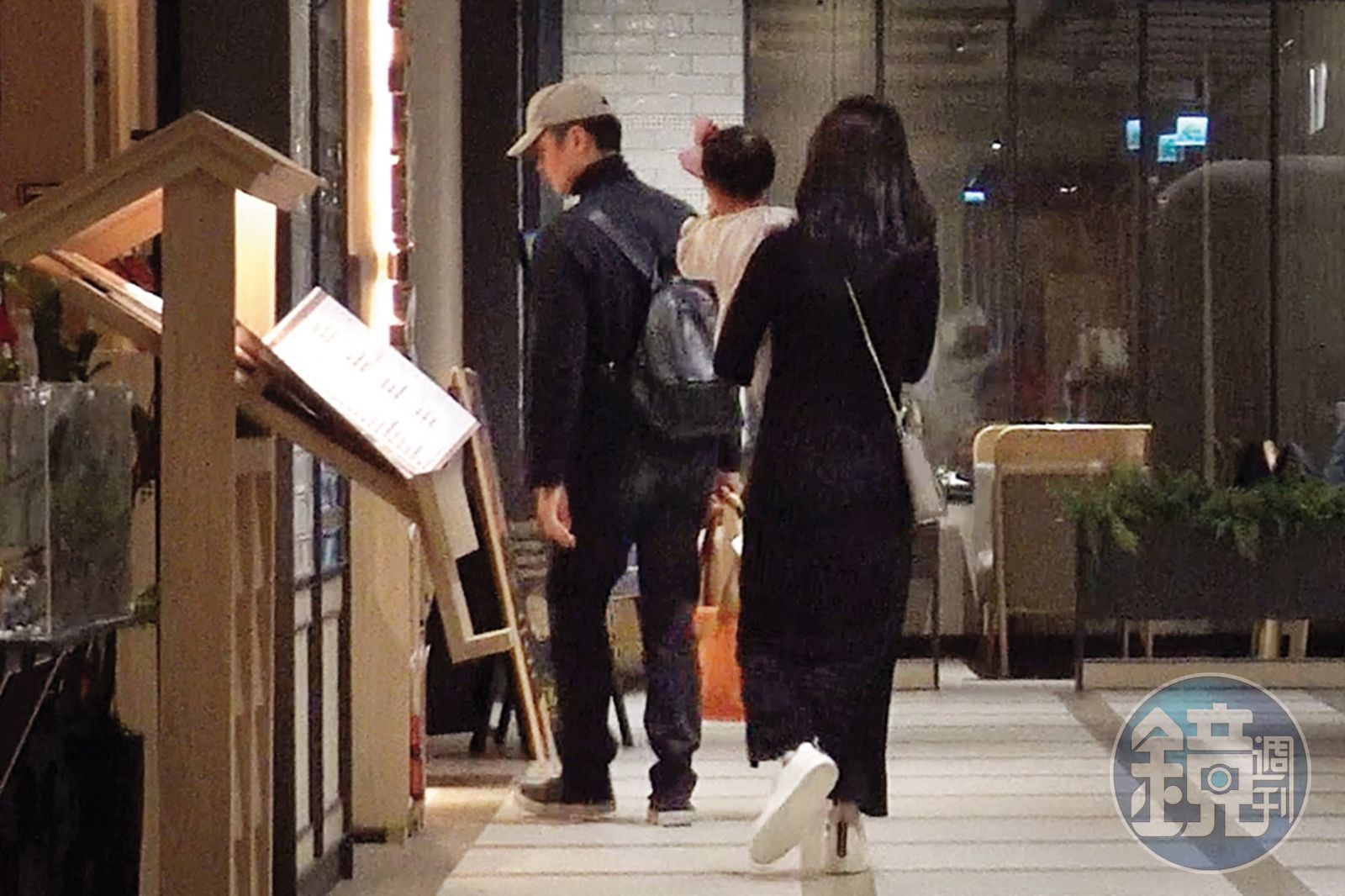 明道和老婆、小孩開心走進燒肉店用餐。