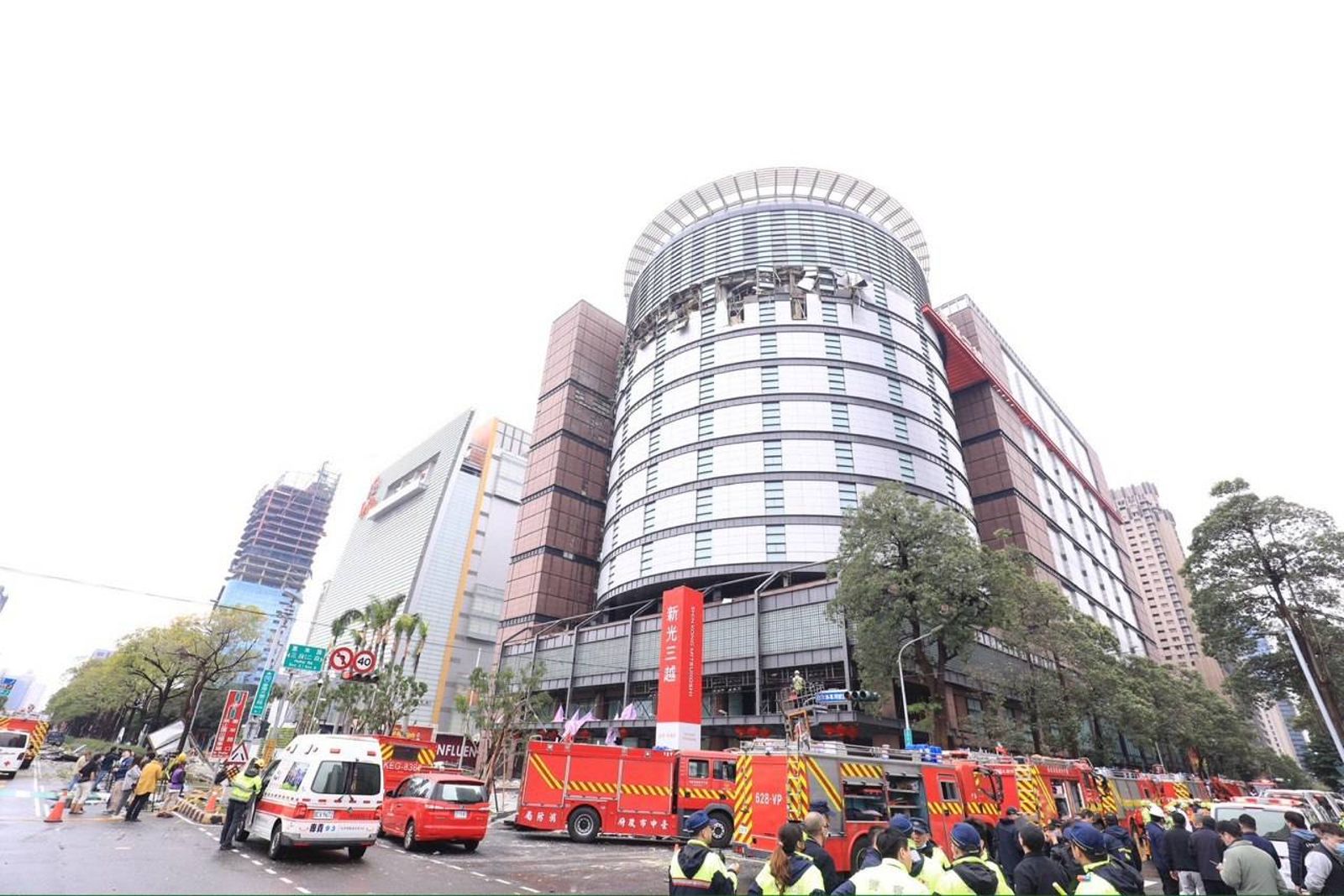 新光三越百貨氣爆4死20輕重傷人數增加中。（台中市府提供）