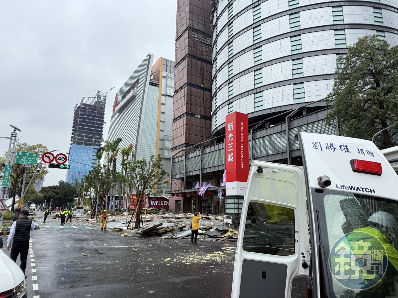 台中新光三越百貨今日上午發生氣爆。（讀者提供）