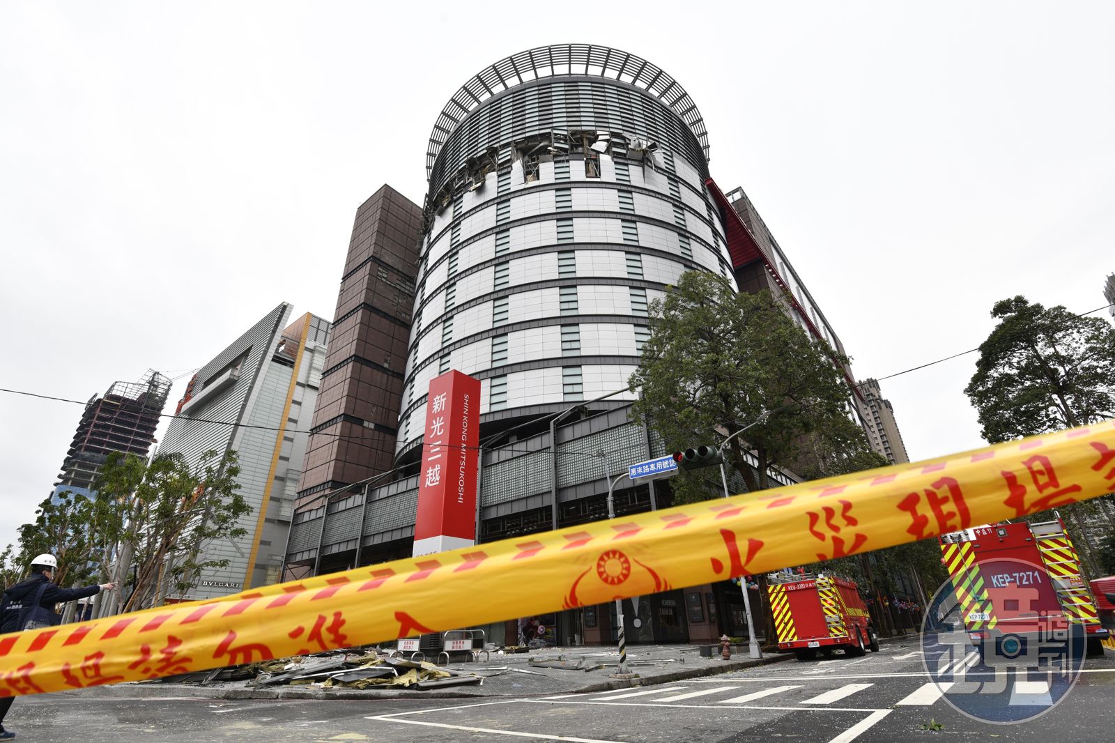新光三越中港店被台中市府下令無限期停業，業者除了表示會對傷亡者及家屬負責，也承諾讓員工權益不受影響。