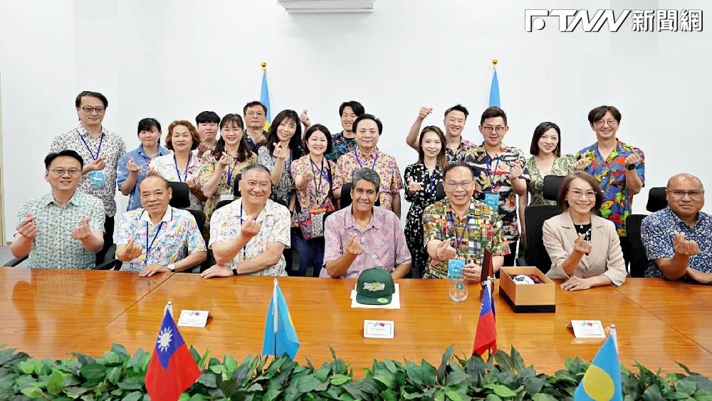 莊競程在台中氣爆時去帛琉拚外交引發爭議。前排左方第一個是莊競程。（圖／翻攝卓冠廷臉書）