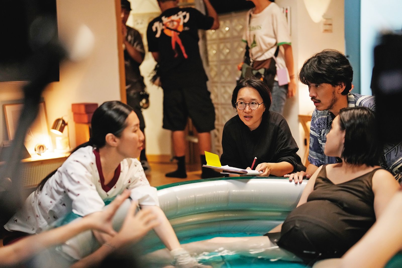 李念修（中）在現場百無禁忌、無所不聊，讓演員能敞開心房自在表演。（Netflix提供）