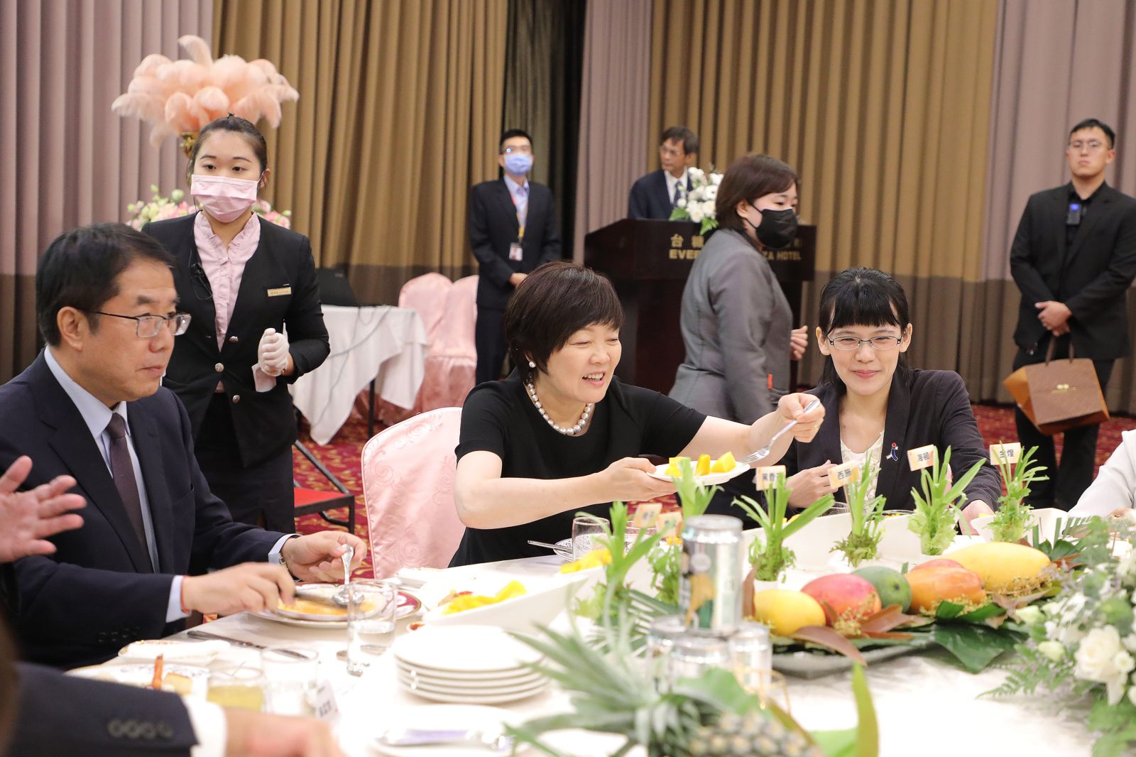 安倍晉三的夫人安倍昭惠2023年造訪台南時品嘗了多種芒果，讓她至今難忘。（南市府提供）